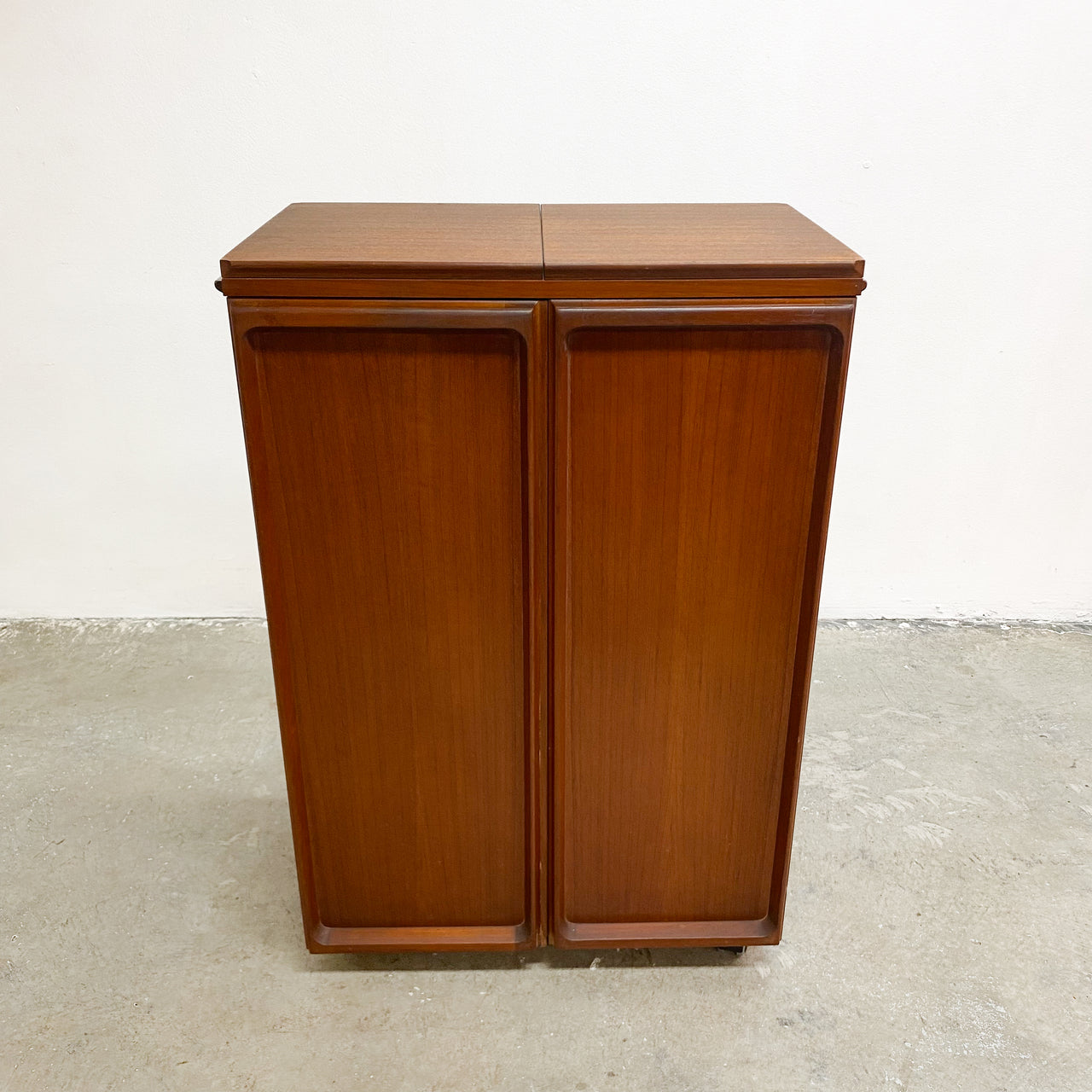 Mid Century Teak Chiswell Cocktail Drinks Cabinet Bar Trolley on Castors