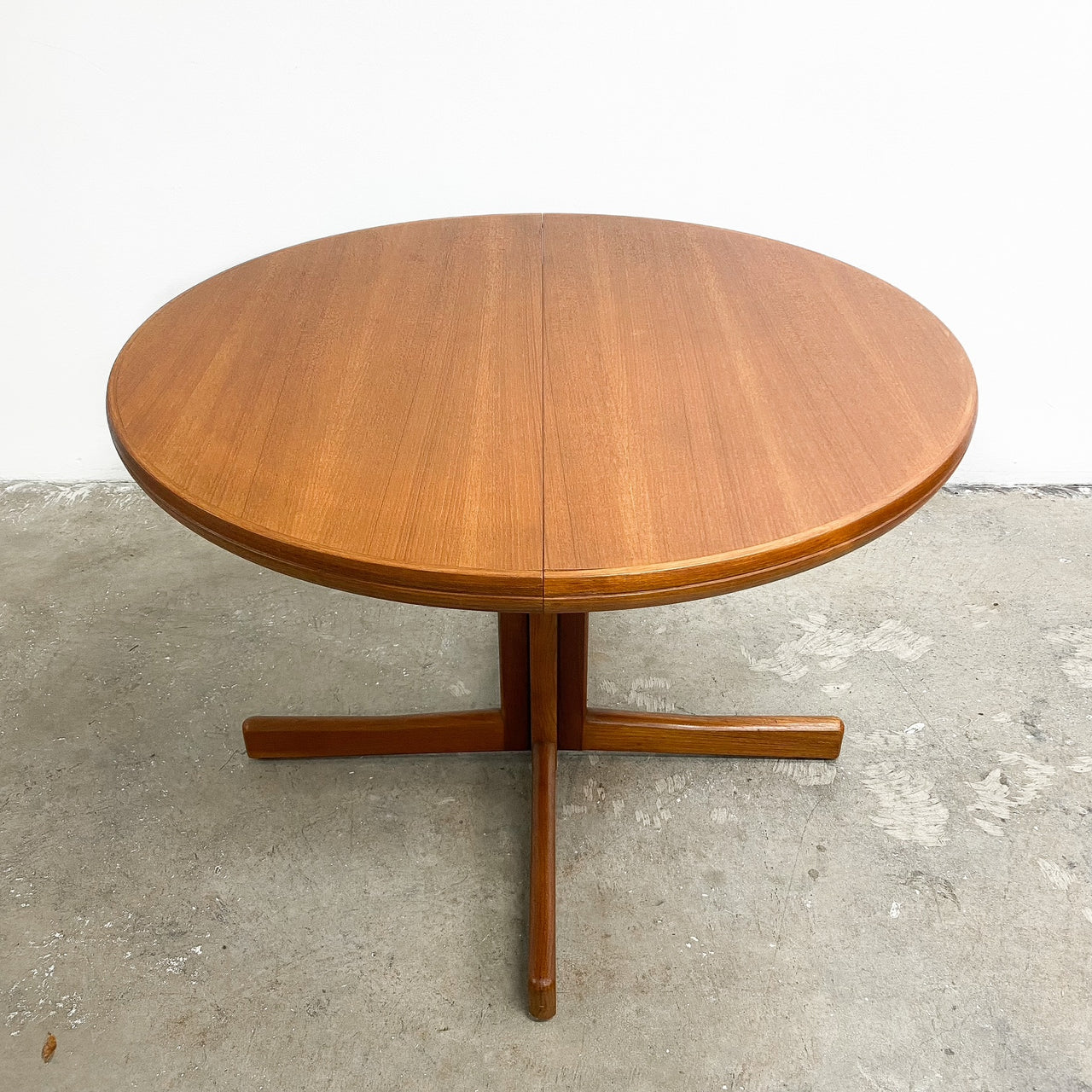 Mid Century Round Chiswell Extension Dining Table