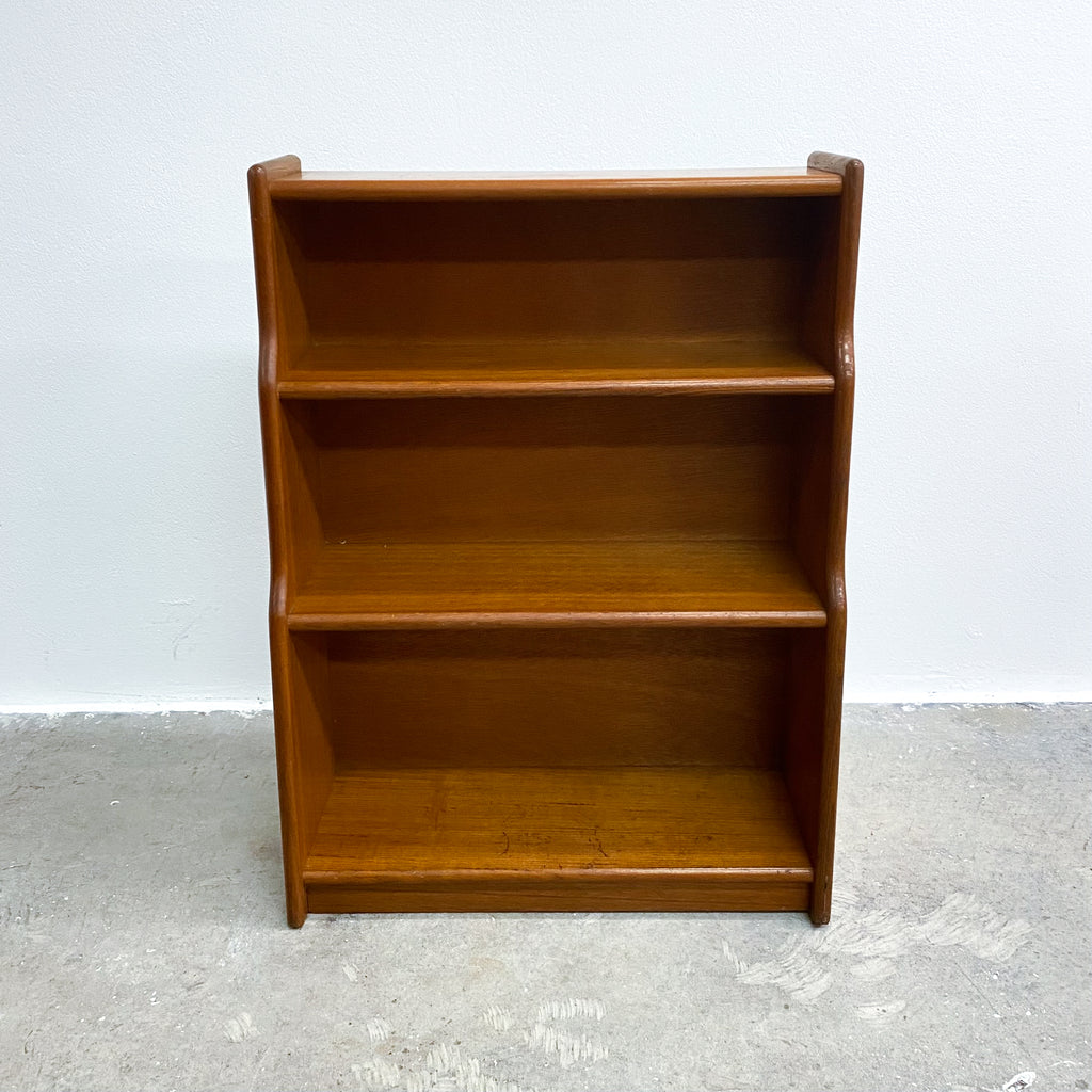 Compact Vintage Oak Shelves With Waterfall Front