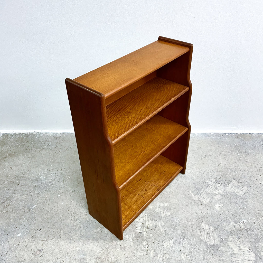 Compact Vintage Oak Shelves With Waterfall Front