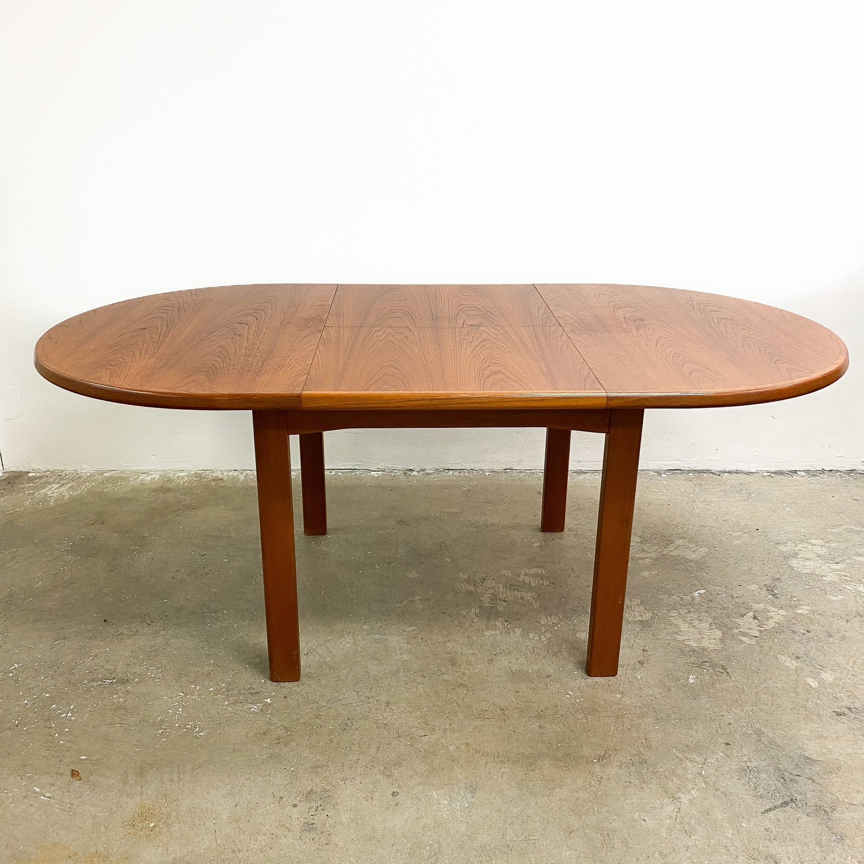 Mid Century Chiswell Oval Extension Dining Table– The Design Ark