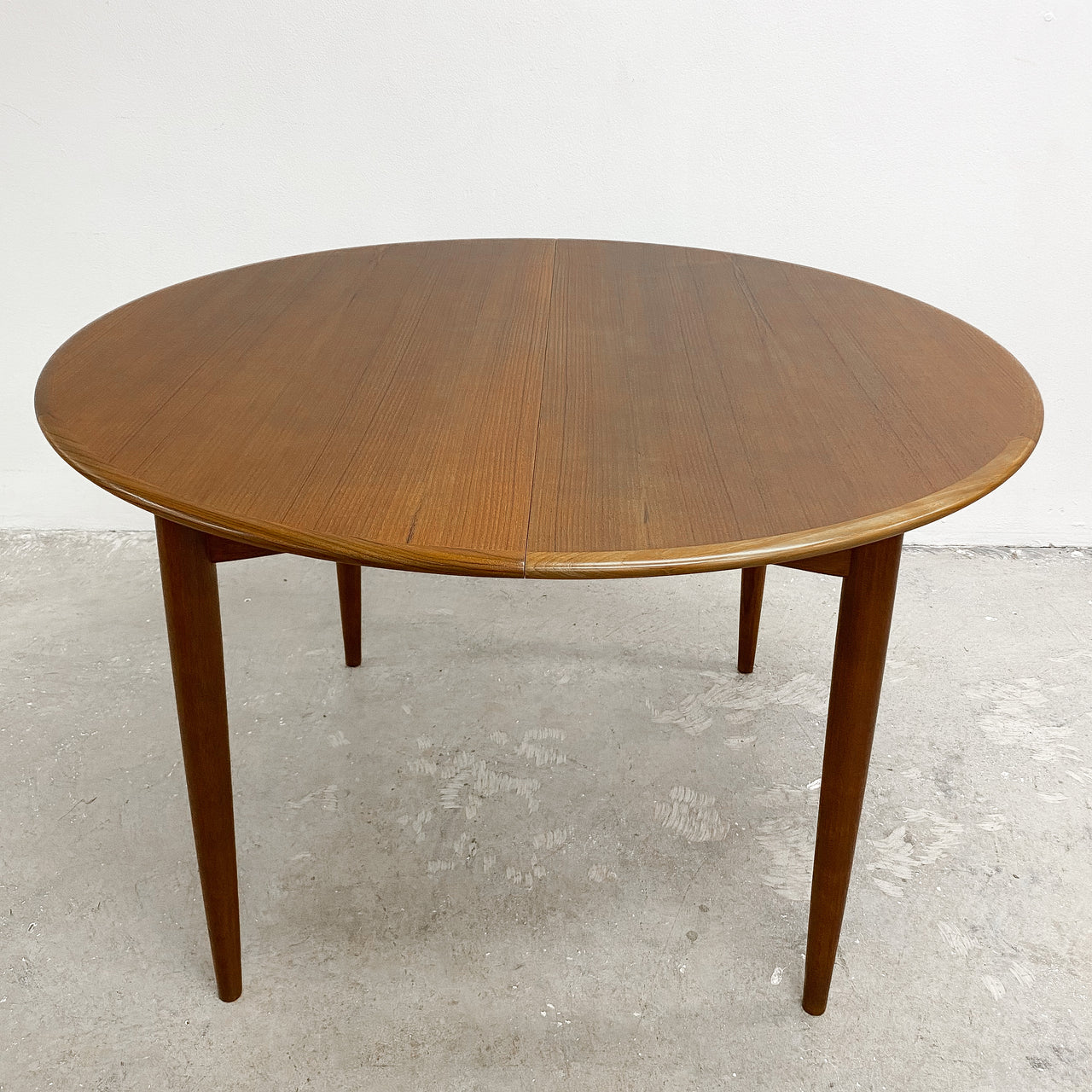 Parker round extendable store dining table