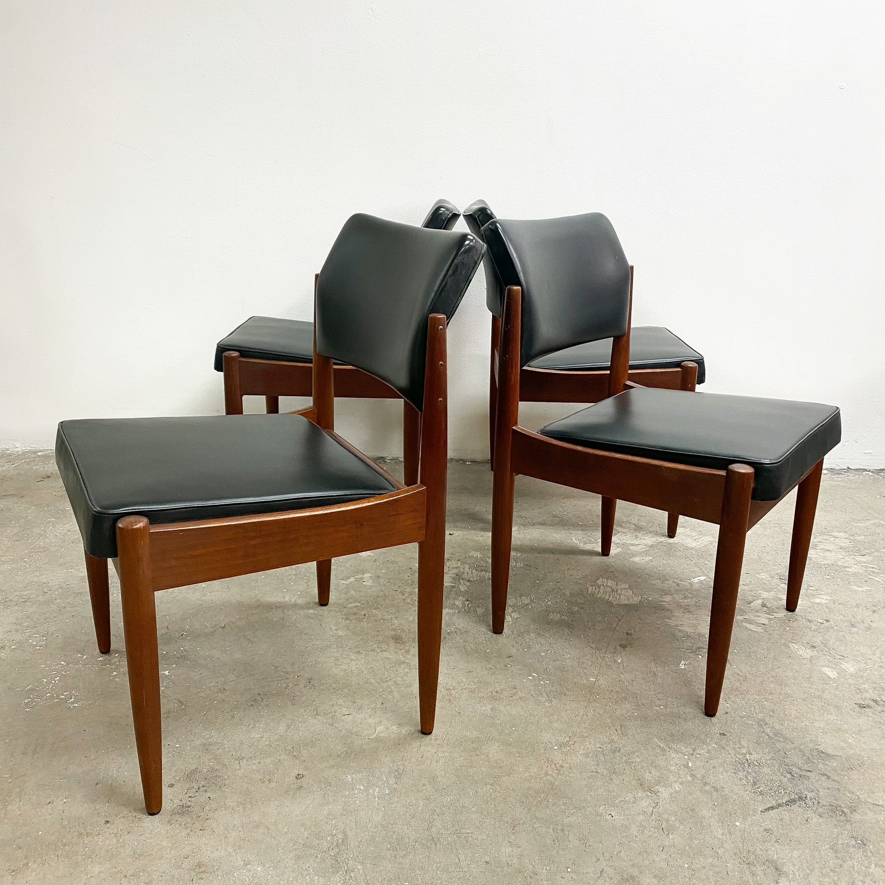 Set Of 4 Mid Century Chiswell Dining Chairs– The Design Ark