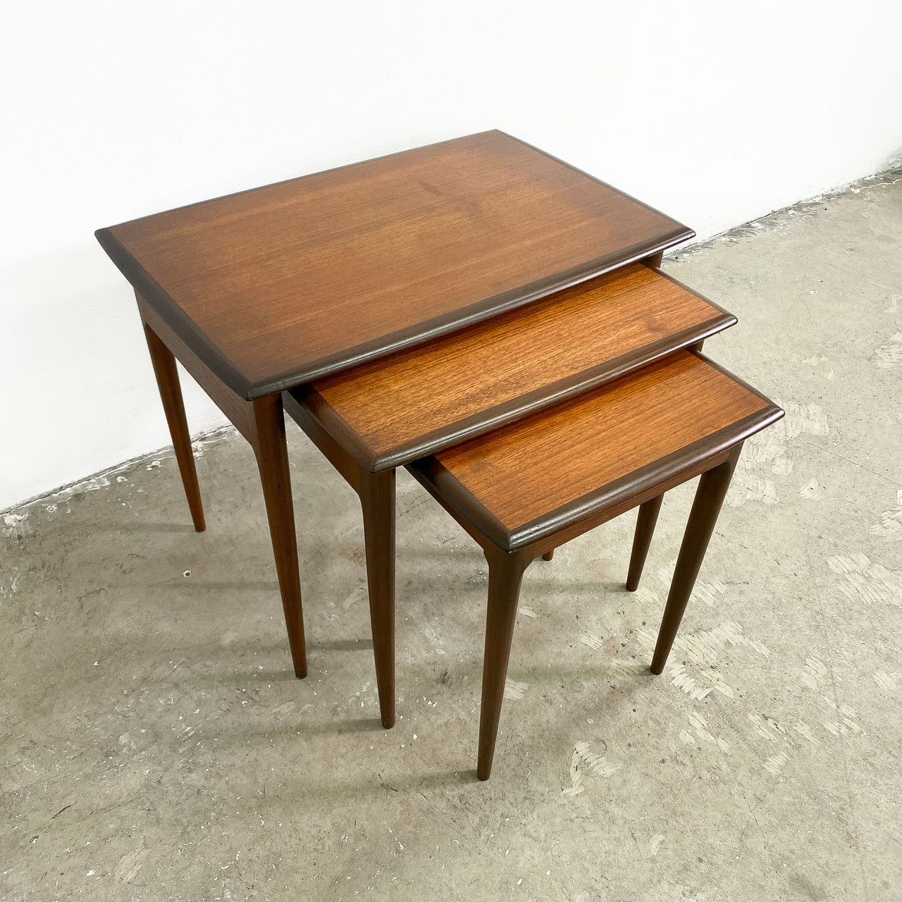 Lovely Nest Of 3 Mid Century Side Tables